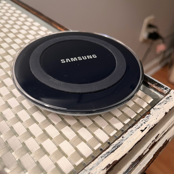 SAMSUNG WIRELESS CHARGING PAD. DOES NOT COME W/ CHARGER. ANY USB WIRE WILL DO - Picture 3 of 7